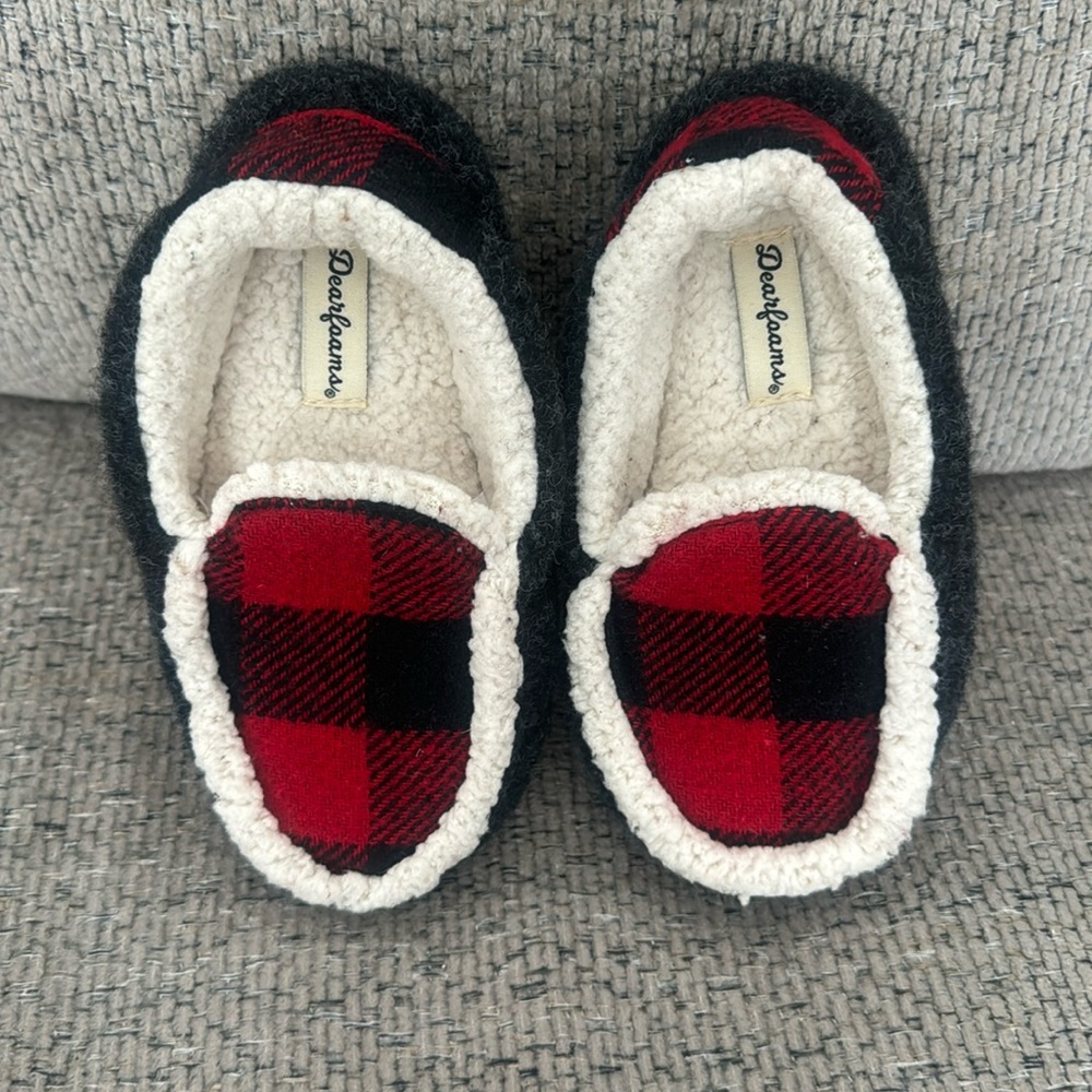 Toddler Dearfoams Toddler slippers. Great condition!!